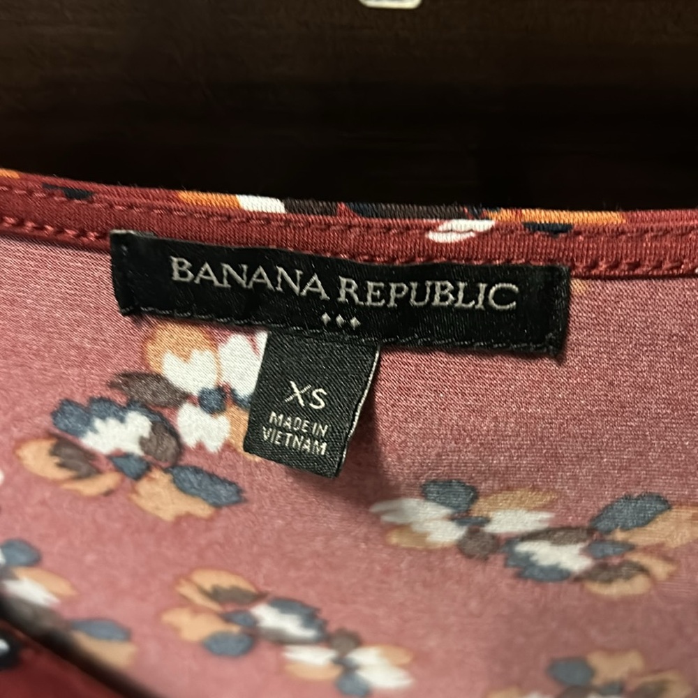 Banana Republic beautiful in great condition blouse, lip hook is missing - Picture 4 of 7